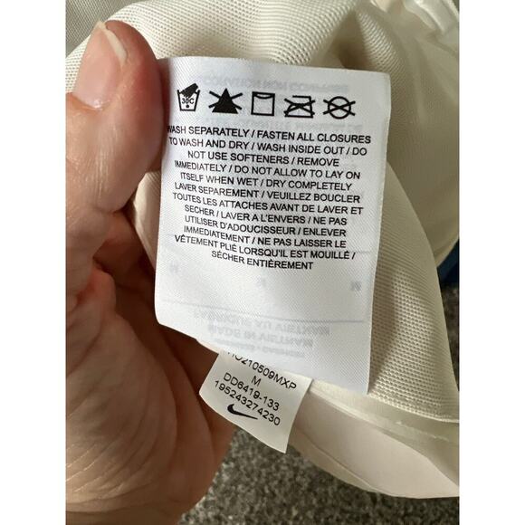 Nike Women's storm-fit ADV run division size medium - Picture 7 of 7